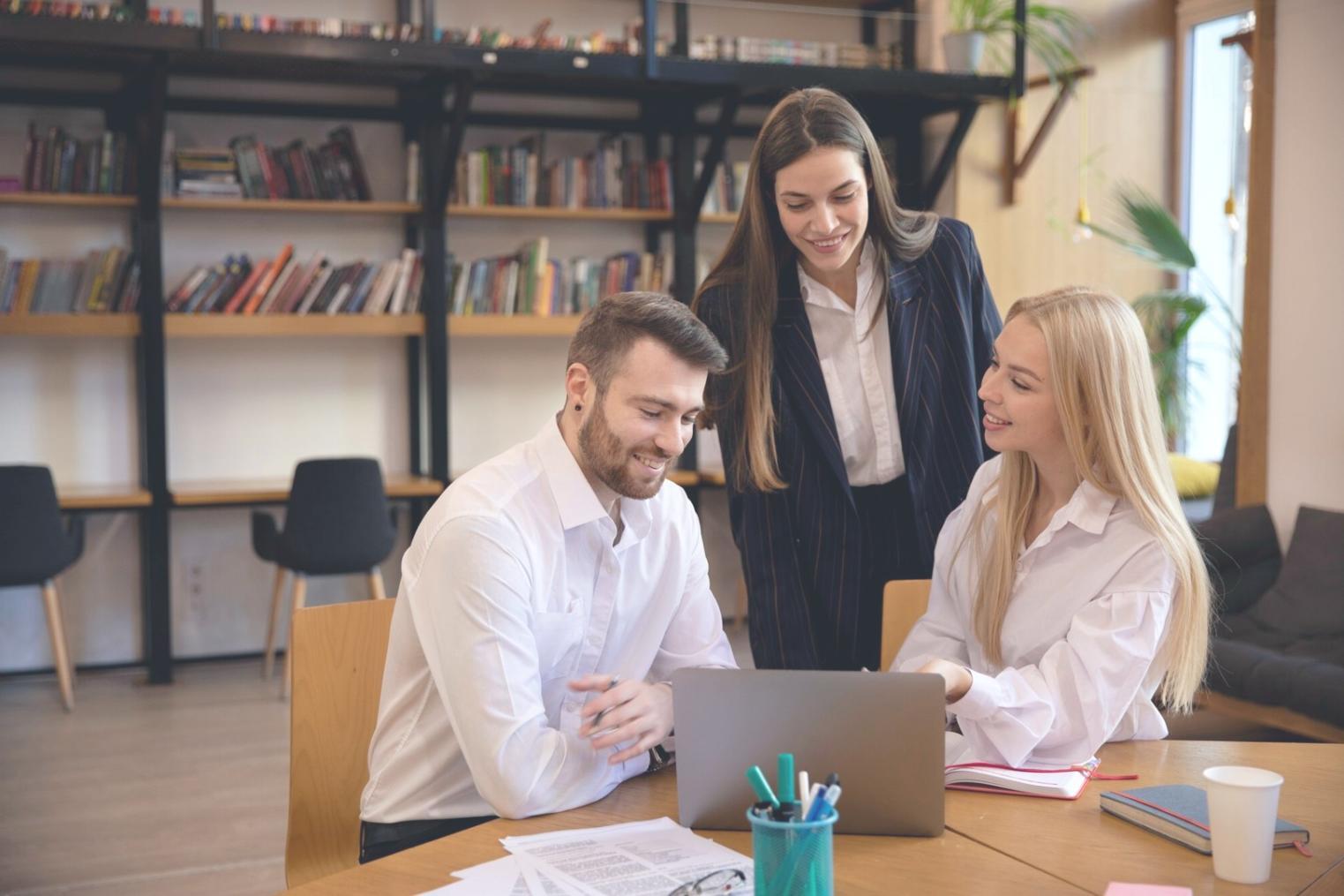 Spazio di lavoro creativo con materiali e strumenti per lo sviluppo della creatività