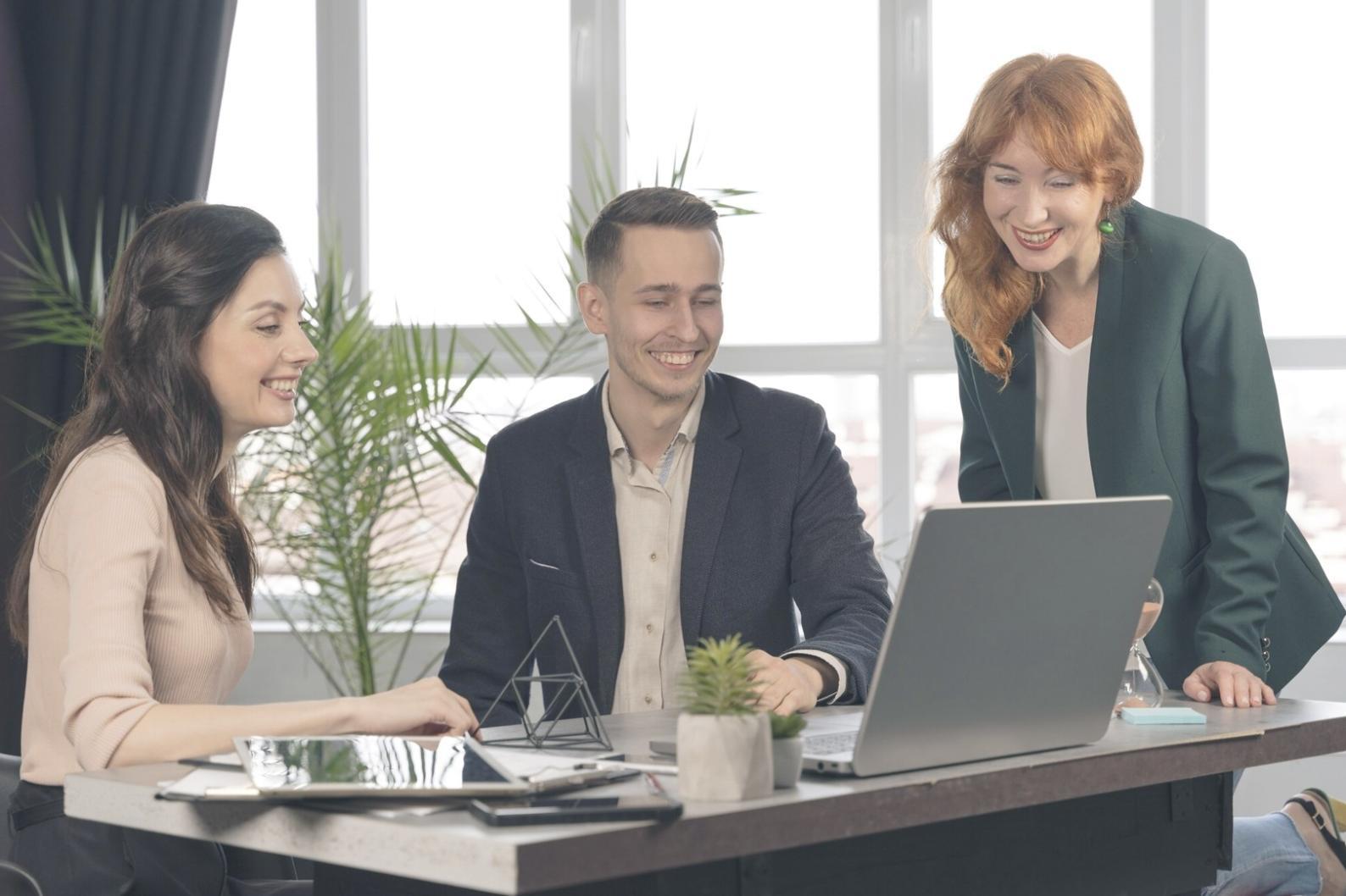 Partecipanti durante una sessione di lavoro creativo collaborativo