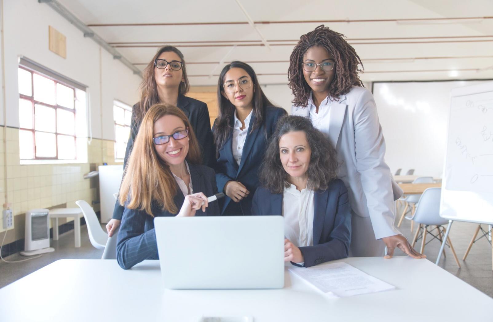 Persona che lavora su progetti creativi in uno spazio luminoso