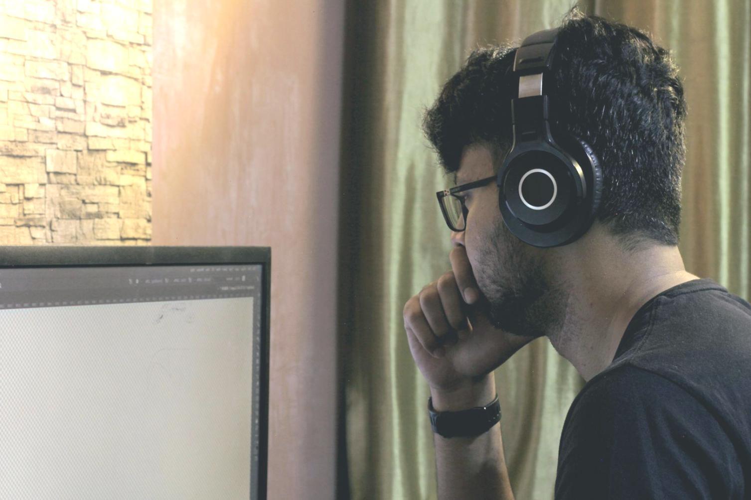 Spazio di lavoro creativo con materiali e strumenti per lo sviluppo del pensiero creativo