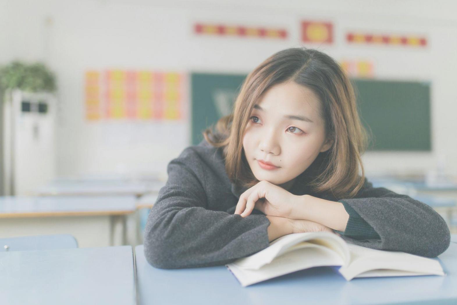 Persona che lavora su progetti creativi con strumenti digitali e analogici